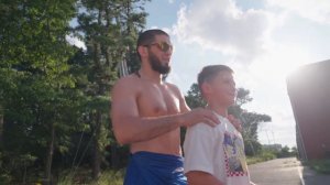 😄Хочешь фотку с Махачевым? 

👉Отжимайся 

🏋️Ислам немного прокачал юного фаната