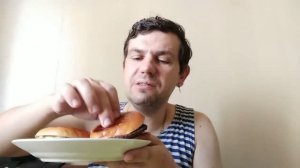 Мукбанг на гамбургер и чикенбургер из Вкусно и точка