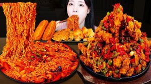 Мукбанг - морепродукты и креветки и курица - крупный план