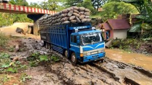 RC машинки 🚚 Грузовик штурмует грязевой холм