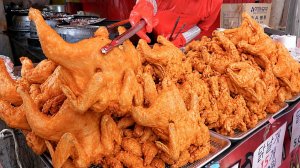 Жарят по целой тонне в день в семи котлах! Легендарное место с жареной курицей на традиционном рынке