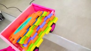Влад и Никита строят цветной детский домик и играют