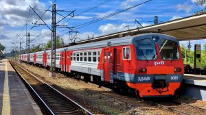 ЭД4МК 0085 с приветливым машинистом, отправляется от станции Павловск
