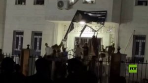 سوريا.. محتجون يحطمون لافتة مبنى إدارة منطقة عين العرب على خلفية احتجاجات شعبية