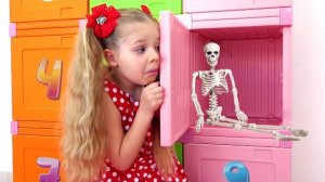 Диана и Рома учат цифры и играют на детской площадке. Игры для детей