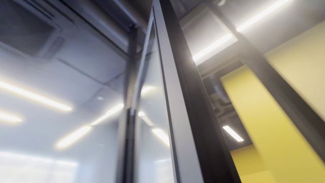 Стеклянное панно в алюминиевом корпусе между кабинетами как мы реализовали нетиповую задумку заказчи