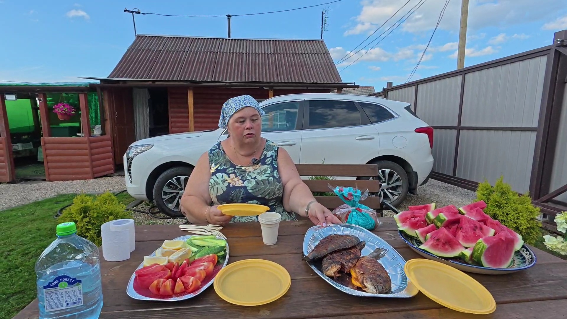 Перебираю наше золото. Мариную рыбку. На даче собираем урожай и топим баньку.