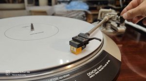 Хороший проигрыватель виниловых пластинок Denon DP-60L в описании