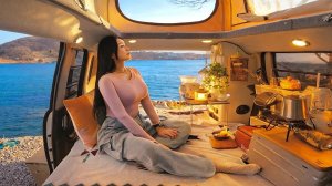 Одна у моря: уютная ночь в маленькой машине