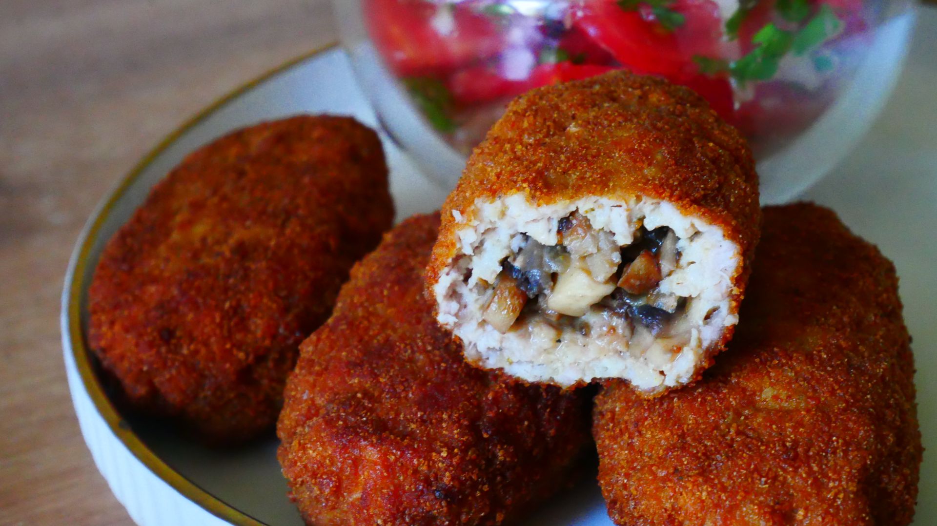 Мясные зразы с грибами Салат из помидор Мясное блюдо на ужин
