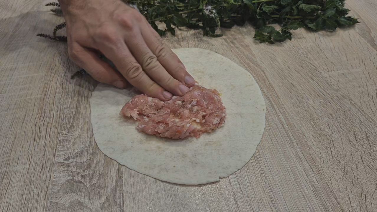 Просто возьми фарш и намажь лаваш. Вкусный завтрак или перекус, быстро и просто