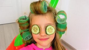 Полина и мама играют игрушками