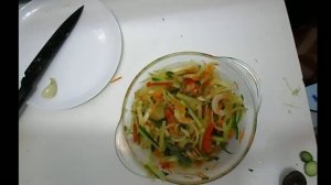 Салат из свежей капусты , с огурцом и болгарским перцем. Типа по корейски