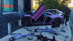 Фиолетовый спорткар Lamborghini вдребезги разбился, влетев в дом в Екатеринбурге.