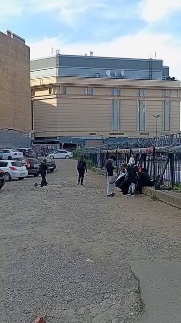 Молодежь тусуется, дворы Лиговского 50, Петербург. 10 августа 2026.