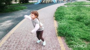Гуляем с внучкой, занимаемся на тренажерах, качаемся на качели.
