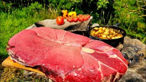 Гигантский кусок мяса, жаренный на камне