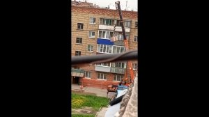 Автокран Клинцы подымает груз на крышу A Klintsy truck crane is lifting a load onto the roof.