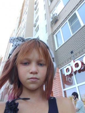 р