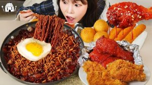 Мукбанг - курица и лапша с чёрным соусом и сырные закуски - крупный план