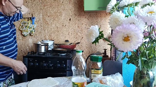 МУЖ ЖАРИТ,ПЬЕМ ЧАЙ  ЛЕТНИЙ КУХНЕ.