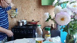 МУЖ ЖАРИТ,ПЬЕМ ЧАЙ  ЛЕТНИЙ КУХНЕ.