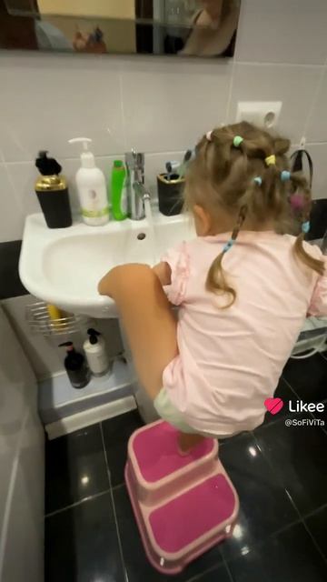 КАК СОФИЯ МОЕТ НОЖКИ И РУЧКИ 🤪