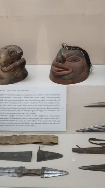Воинское снаряжение и атрибуты шамана народов Аляски в Кунсткамере Санкт-Петербурга.