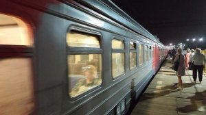 «Ошибка на табло!» Ночной электропоезд ЭД4М-0250 прибывает на станцию Варшавская