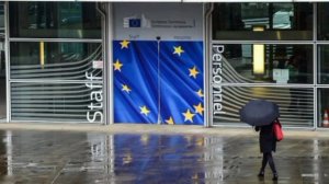 Еврокомиссия не знает, кто будет платить за кредит Украине на 90 миллиардов евро, пишет Berliner Zei