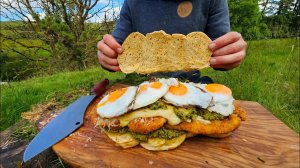 Гигантский бутерброд с курицей и соусом из базилика