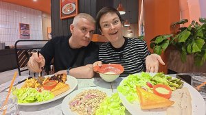 Мукбанг БЮДЖЕТ семьи?! ПРОБУЕМ новое кафе с ОГРОМНЫМИ порциями и НИЗКИМИ ценами в Паттайе на ужин