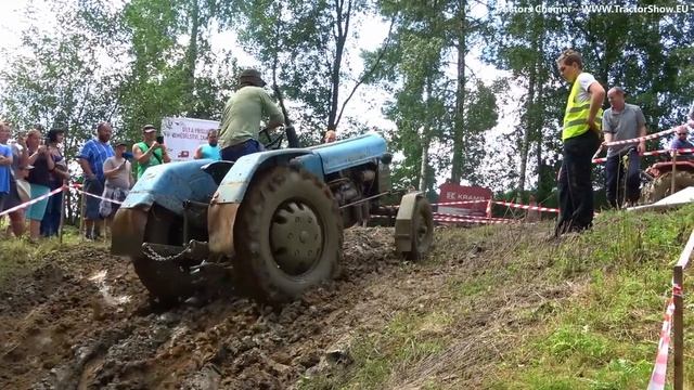 По грязи на тракторах: девушка уверенно проходит бездорожье