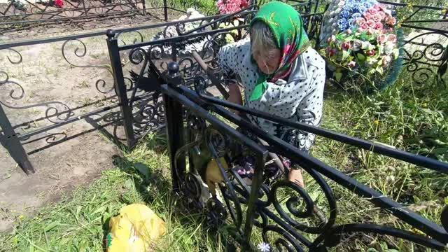 Сходили на кладбище с Анной Михайловной.