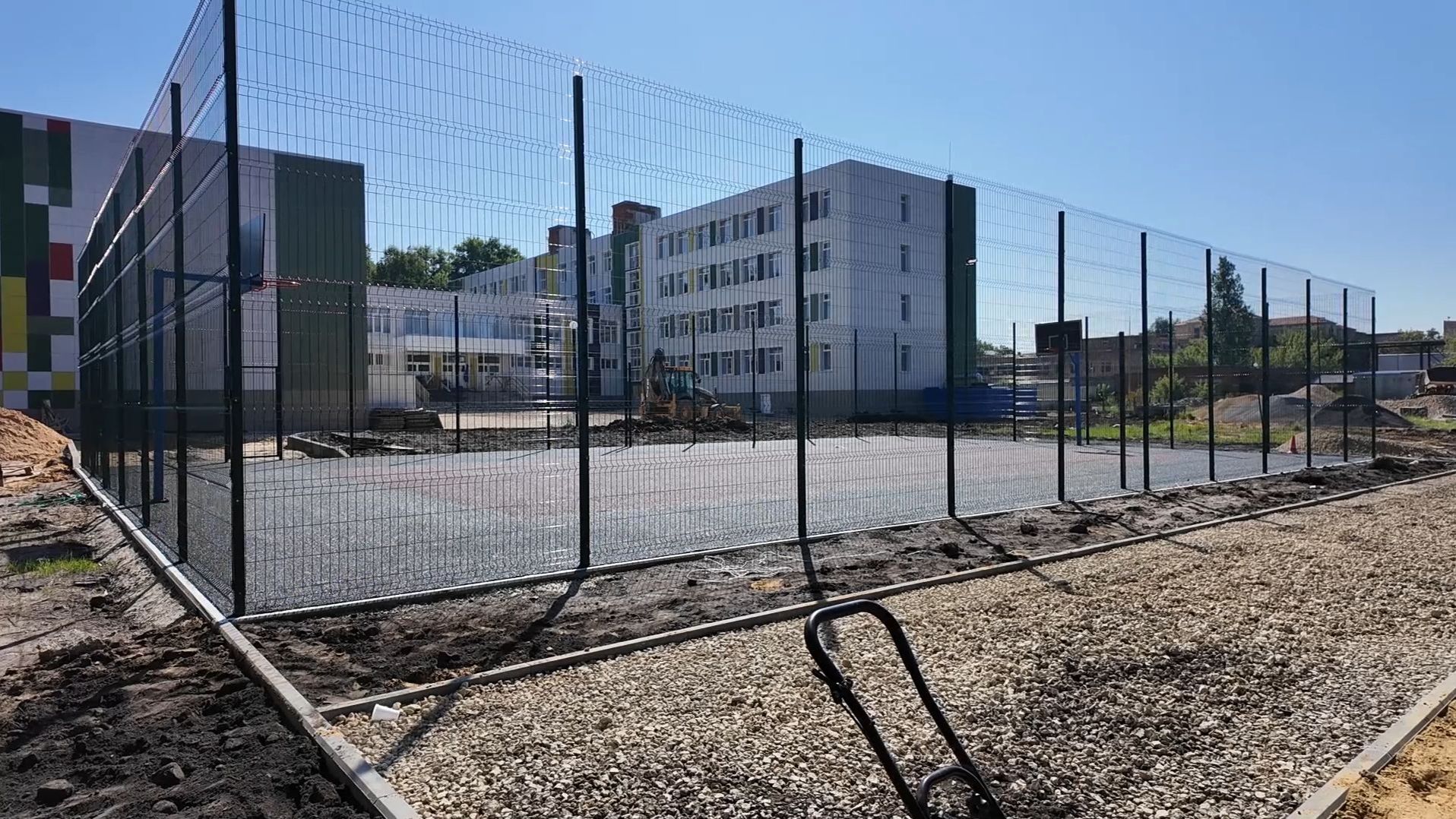 В Котовске на Набережной завершают монтаж многофункциональной спортивной площадки