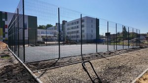 В Котовске на Набережной завершают монтаж многофункциональной спортивной площадки