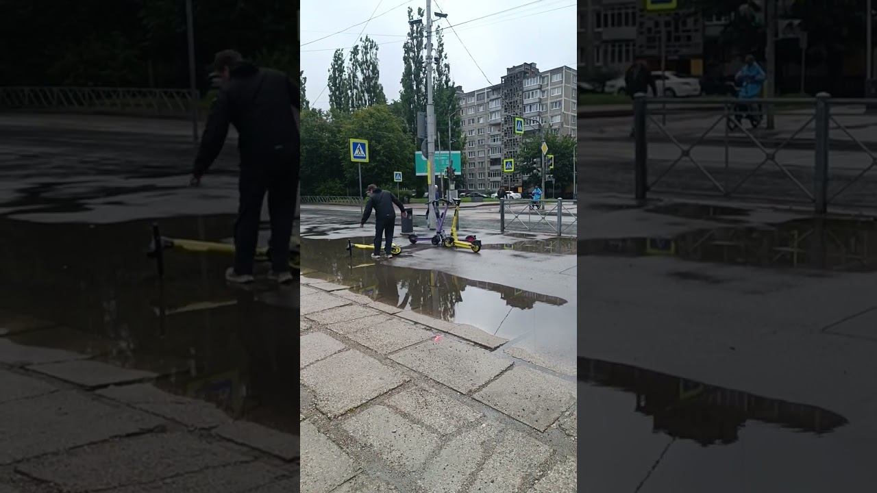 Поднимаю самокаты в Калининграде после дождя. 21 июля 2026