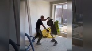 Рабочие занимаются разными делами во время перерыва.