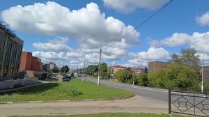 По городу! Много цветов!