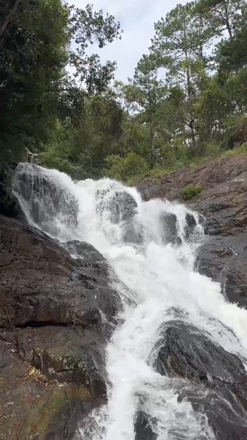 Падающая вода завораживает #водопад #далат #вьетнам