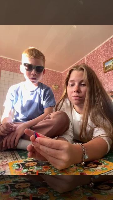 Ильнара с эльдаром и соней играют настольную игру пазл