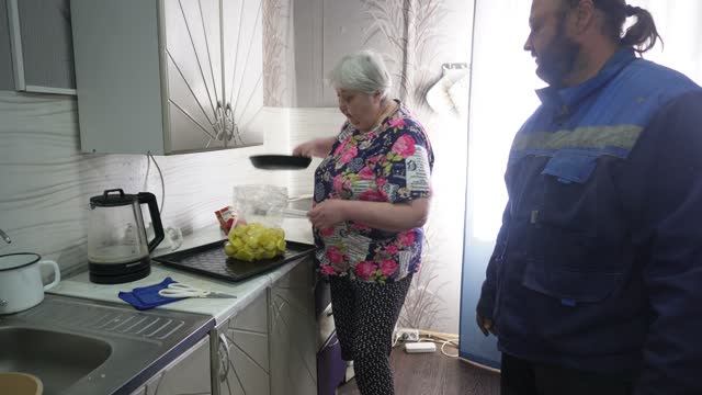 Готовим молодую картошку с огорода вместе с мамой Сын и мама готовят вместе ПОДВАЛ ИЛЬИЧА