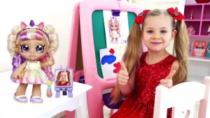 Диана играет с куклами Kindi Kids