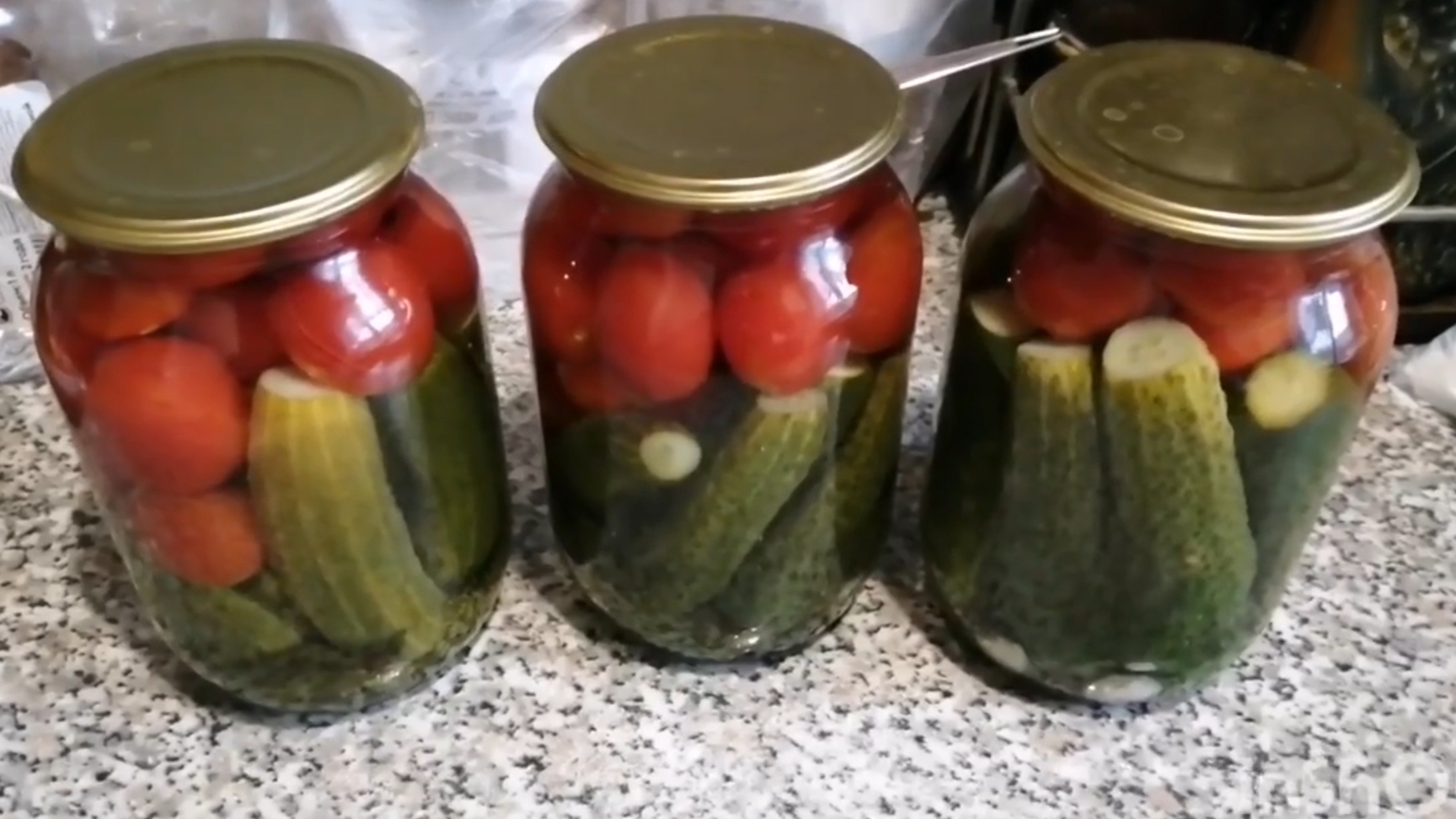 Очень вкусное ассорти из огурцов и помидоров,без стерилизации,легко и просто !