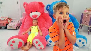 Диана играет с плюшевыми медведями
