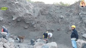 Строительство, шахтёры добывают песок в карьере