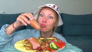 Мукбанг от Яны кабачки в кляре, сардельки, салатик овощной. Еда вкуснота.