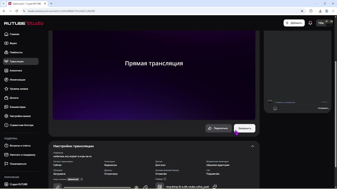 любитель игр играет в игры на пк