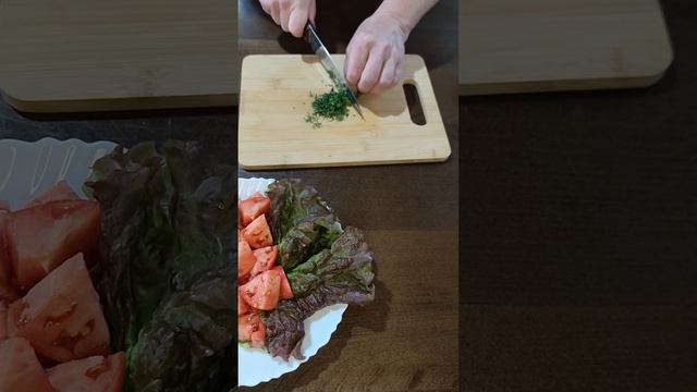 САЛАТ ИЗ ПОМИДОР И ЗЕЛЕНИ БЕЗ МАЙОНЕЗА И СОЛИ