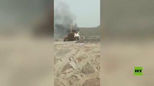 الحوثيون ينشرون لقطات لسفينة مشتعلة في باب المندب